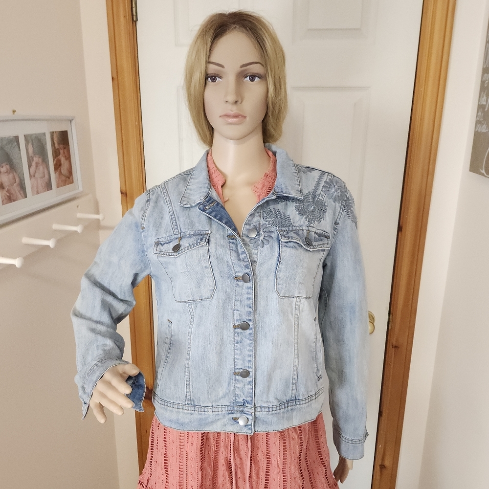 Saks fifth avenue Women's Floral embroidered Light Wash Faded Jean Jacket M - Picture 4 of 15